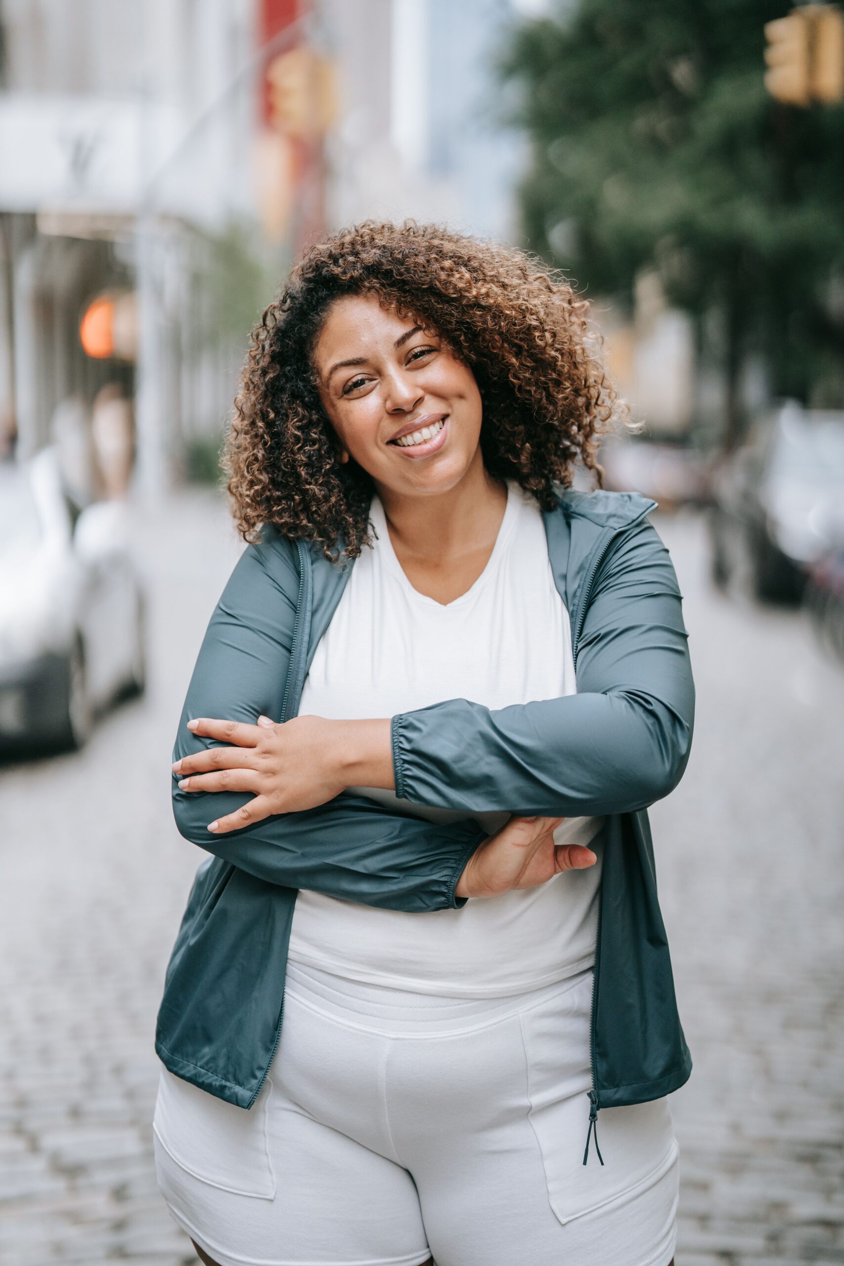 mujer de tamaño grande sonriendo