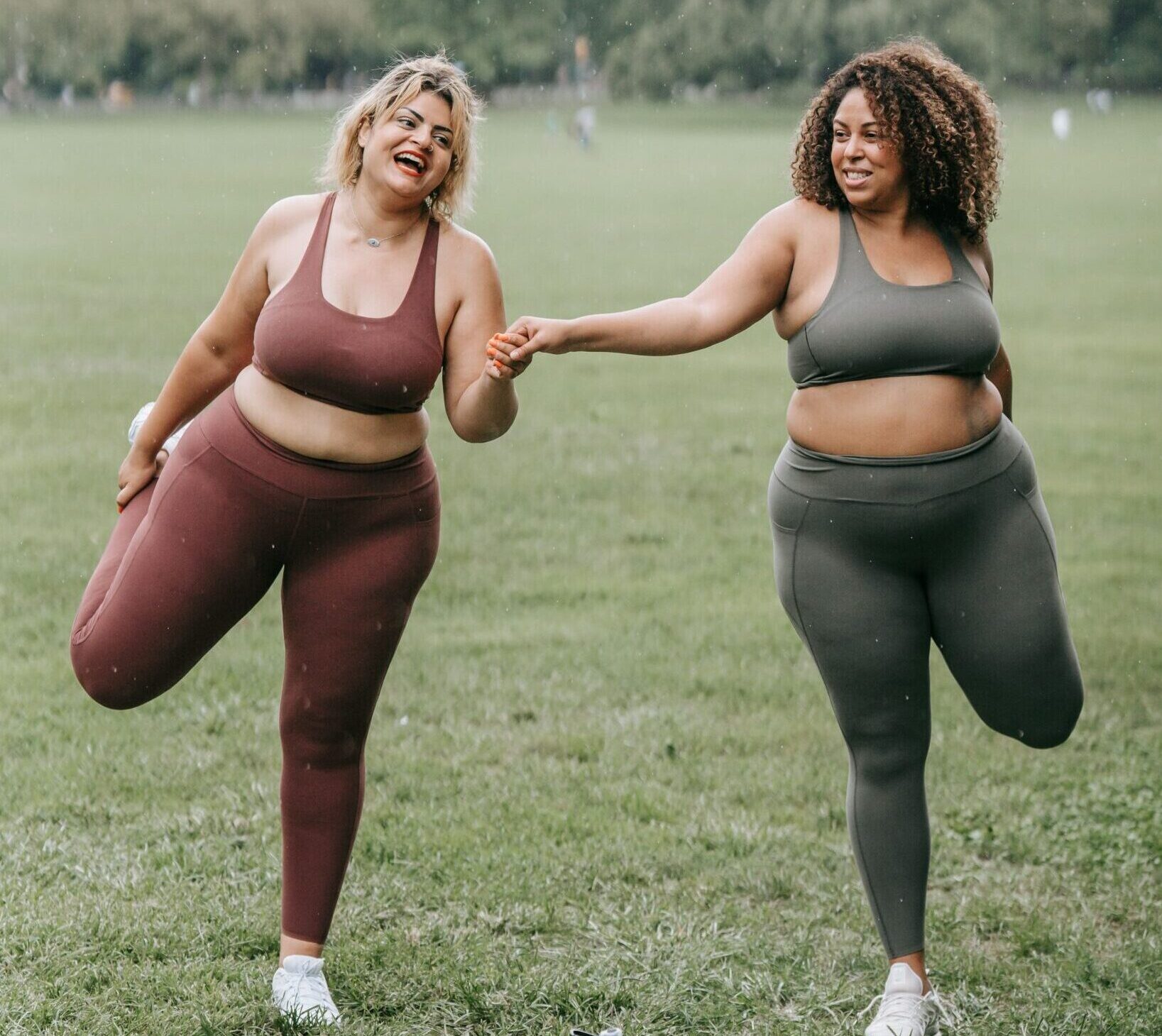 Pexels Mizunokozuki 13740537 Dos mujeres de cuerpo grande realizando actividad física en un parque, representando la diversidad corporal y la salud más allá del peso.