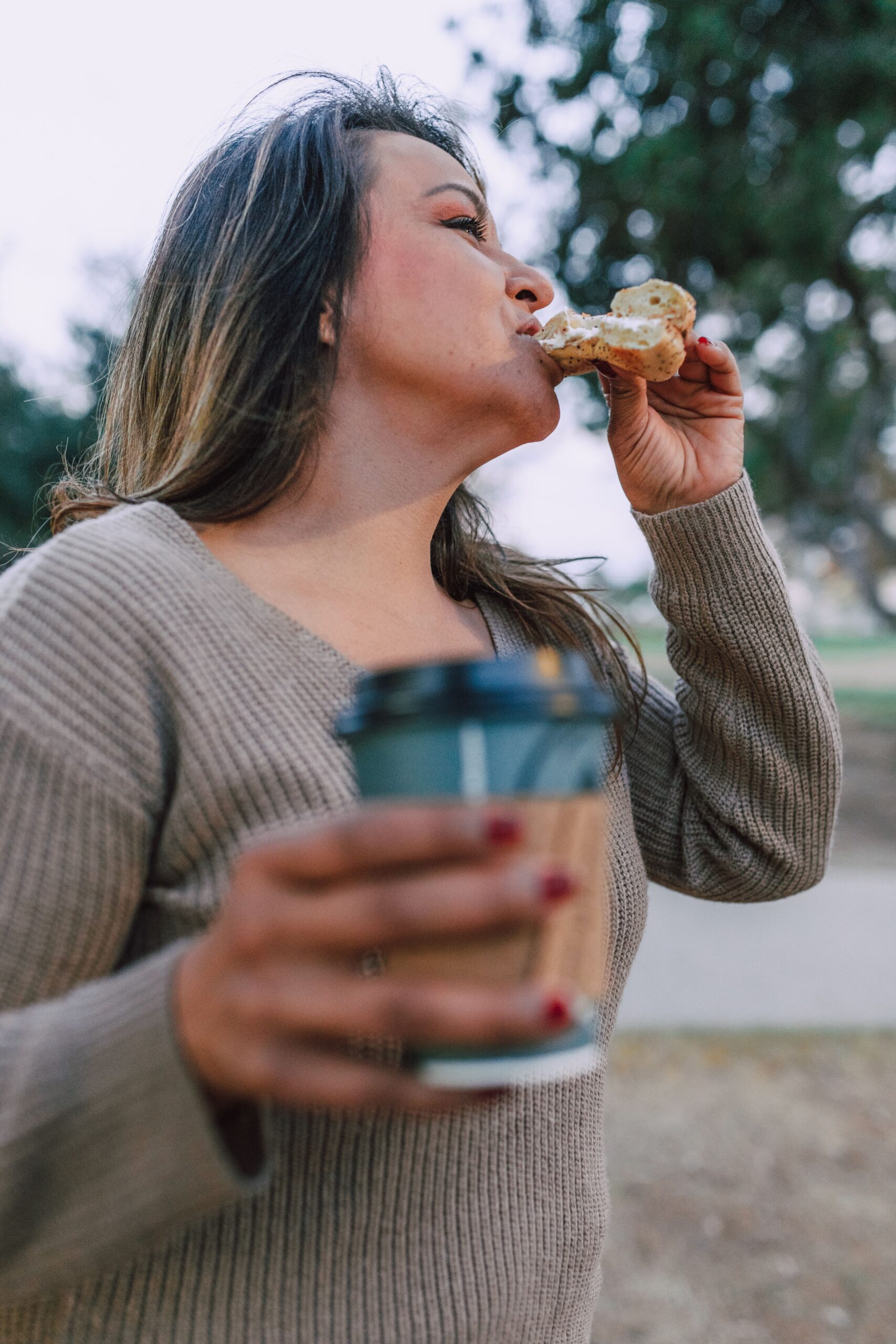 mujer disfrutando de un pan con café